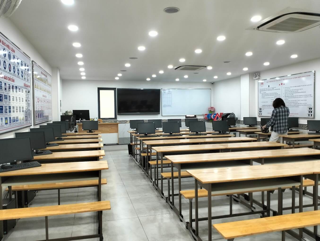 lớp học TRUNG TÂM DẠY BẰNG LÁI XE PHÚ NHUẬN 