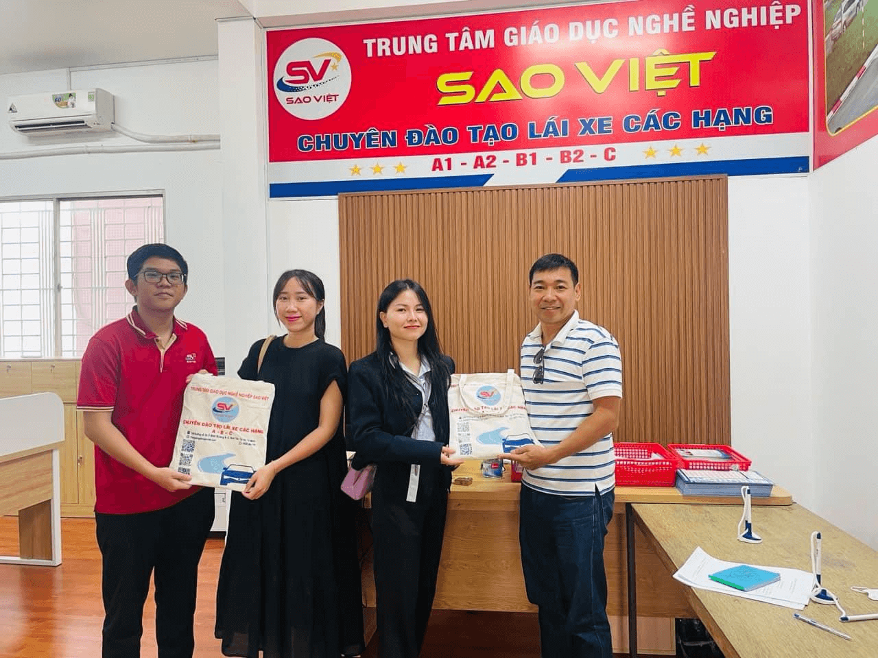 nhận bằng - Sao Việt