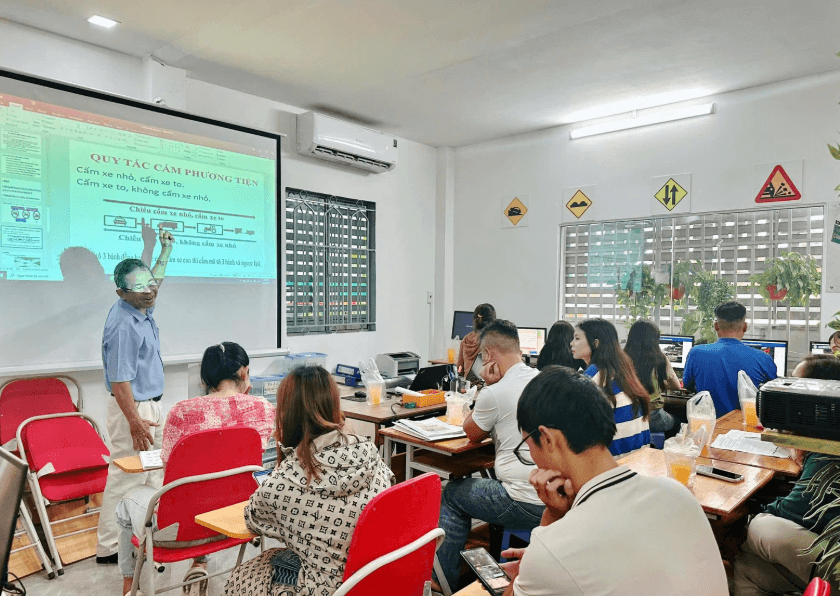 lớp học lý thuyết - tiến thành