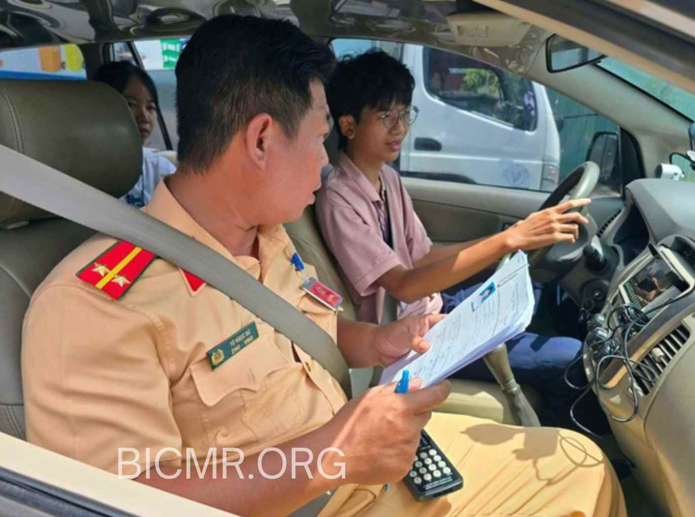 ai là người đóng thuế khi học bằng lái xe 